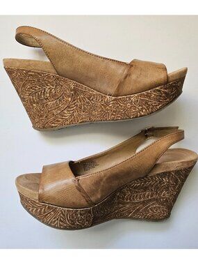 Women 7 1/2 Kenneth Cole Reaction 7 Pole- Arize Cognac emboss floral cork wedge